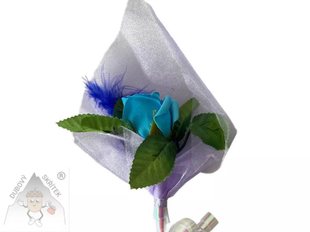Světle modrá mýdlová růže v organze zdobená peříčkem– dárková voňavá dekorace