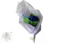 Tmavě modrá mýdlová růže v organze zdobená peříčkem– dárková voňavá dekorace