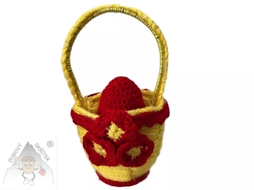 Háčkovaný košíček v červené a žluté barvě s červeným háčkovaným vajíčkem uvnitř a květinovou ozdobou, ruční velikonoční dekorace