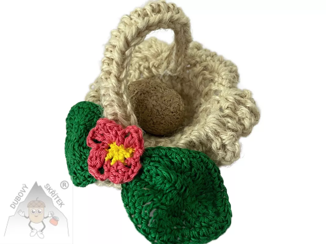 Háčkovaný jutový košík s tromlovaným kamenem ve tvaru vajíčka a háčkovanou mašlí – přírodní velikonoční dekorace