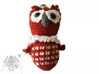 Háčkovaná veselá sovička – ručně vyráběný přívěšek na klíče