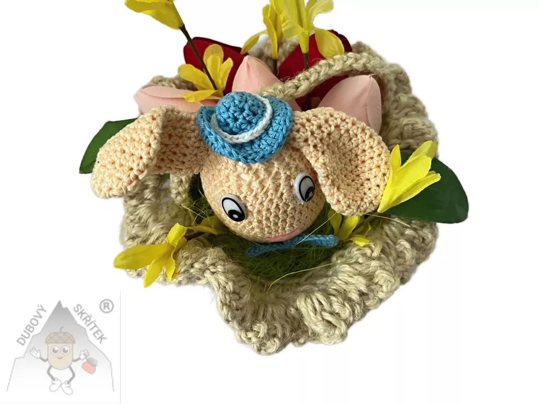 Jutový košík s háčkovaným zajíčkem a jarní dekorací z mýdlových tulipánů